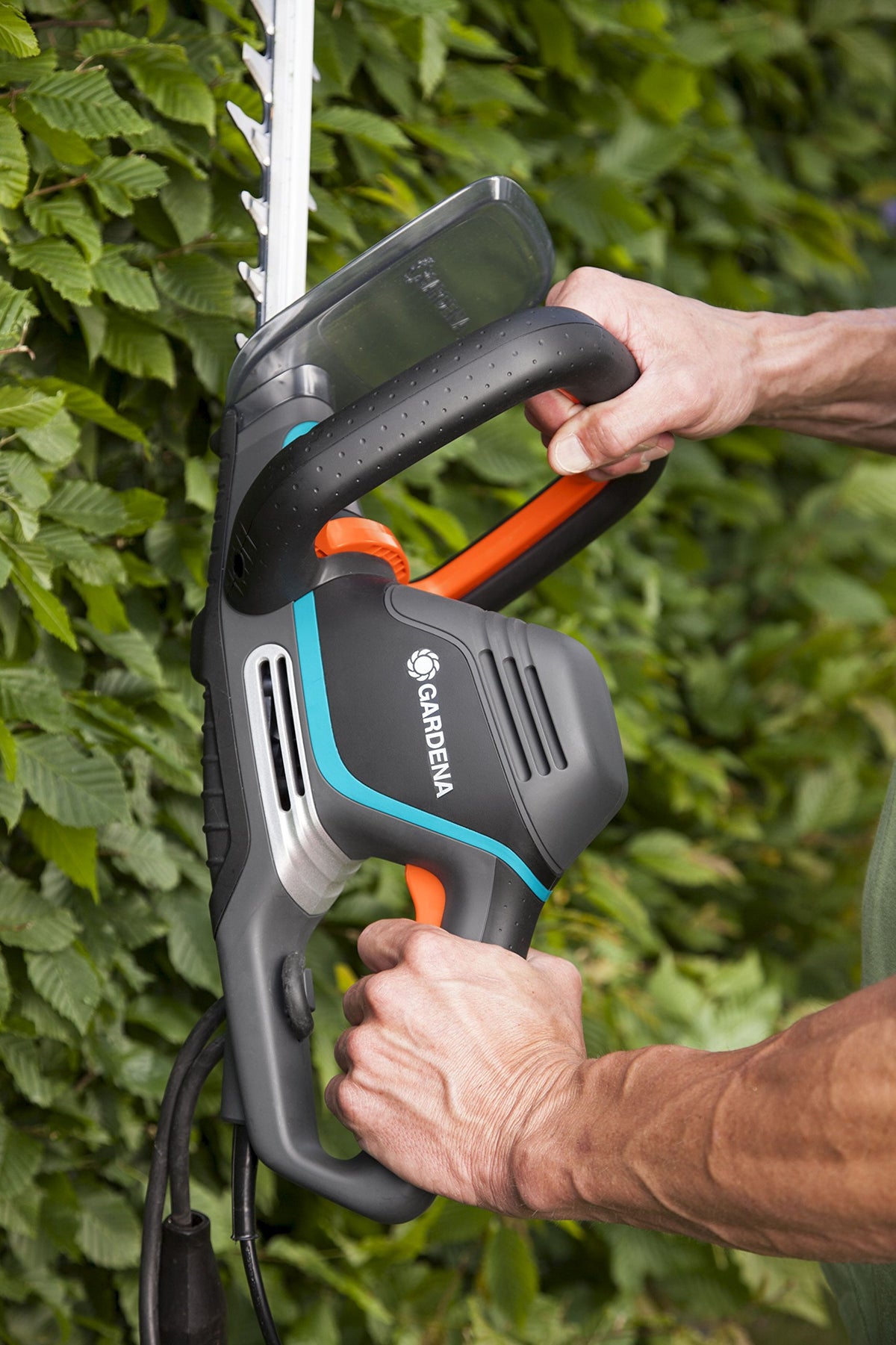 Elektro-Heckenschere PowerCut 700/65 mit 700 W, 65 cm Messerlänge und 27 mm Messeröffnung, ergonomischer Griff und Anschlagschutz