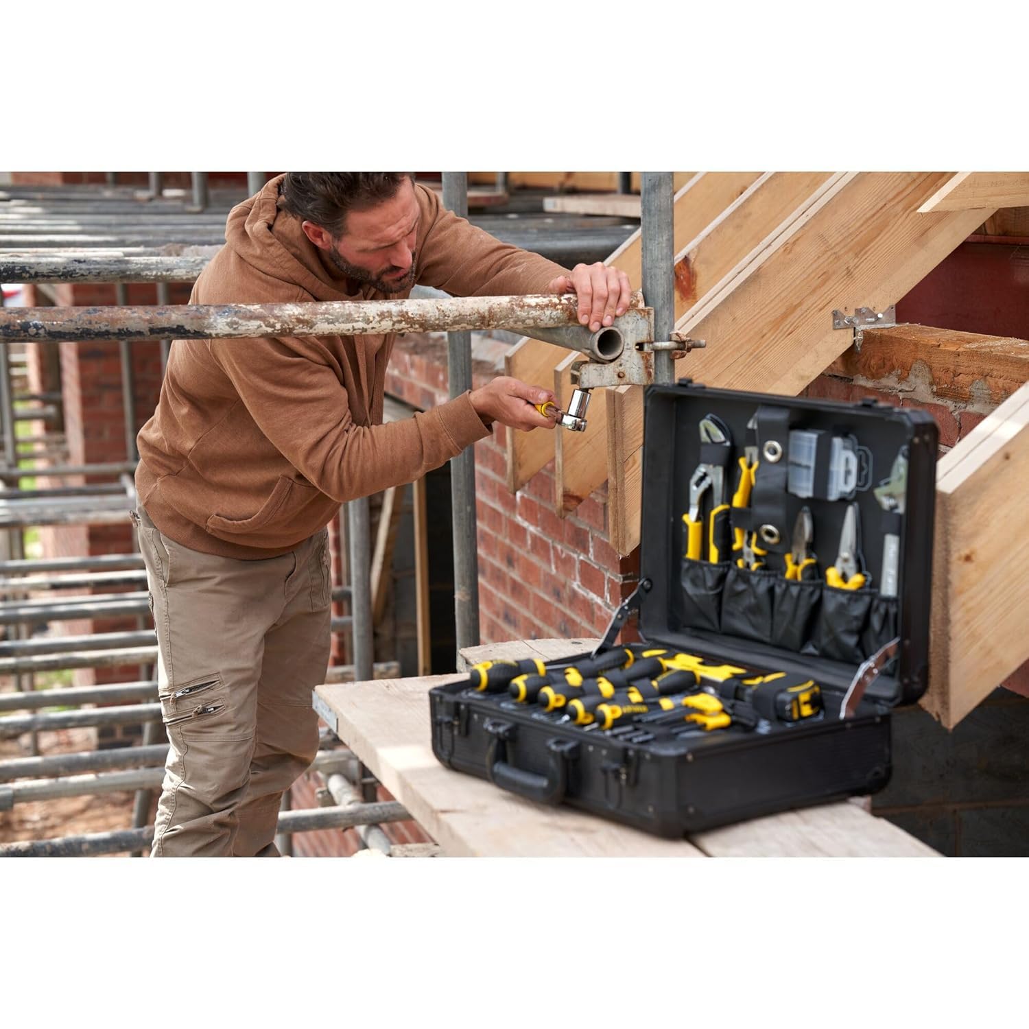 Valise à outils 142 pièces STMT98109-1 avec outils de serrage vissage pinces tournevis clés marteau et accessoires