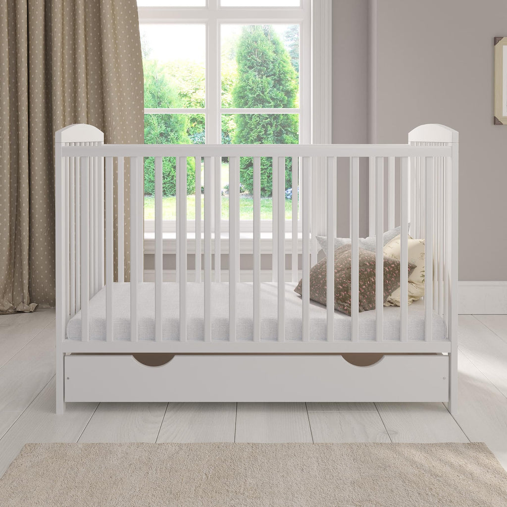 Babybett 120 x 60 cm Modell Jacob aus Kiefernholz mit Schublade Matratze Sicherheitsbarriere und verstellbarer Höhe Weiß