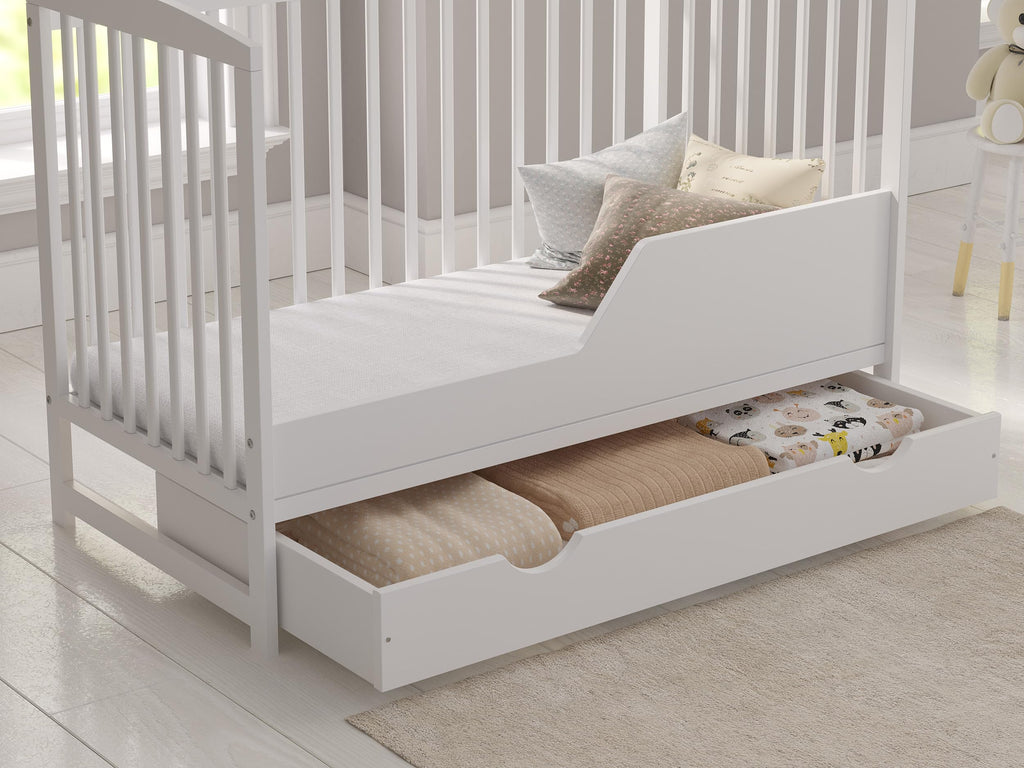 Babybett 120 x 60 cm Modell Jacob aus Kiefernholz mit Schublade Matratze Sicherheitsbarriere und verstellbarer Höhe Weiß