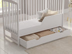 Babybett 120 x 60 cm Modell Jacob aus Kiefernholz mit Schublade Matratze Sicherheitsbarriere und verstellbarer Höhe Weiß