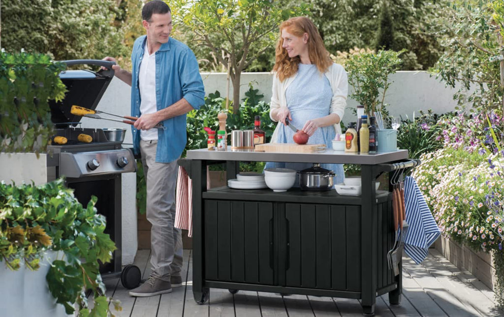 BBQ-Beistelltisch Unity XL, 134 x 51,7 x 89,6 cm, graphitgrau, wetterfest, mit Edelstahl-Arbeitsplatte, Besteckhaken, Küchenrollenhalter und