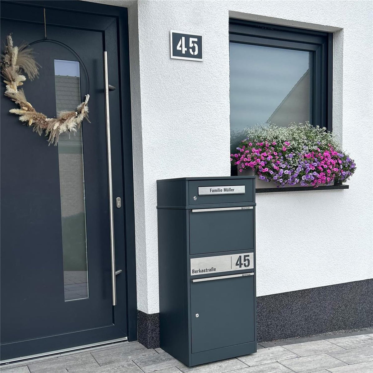 Paketbox mit Briefkasten Bispo 2 in Anthrazit, abschließbarer Standbriefkasten aus Edelstahl mit Paketfach und Gravur