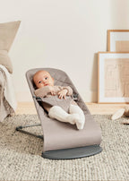 Babywippe Bliss ergonomisch 3,5–13 kg Sandgrau klassische Steppung natürliches Schaukeln 0–2 Jahre Stoff