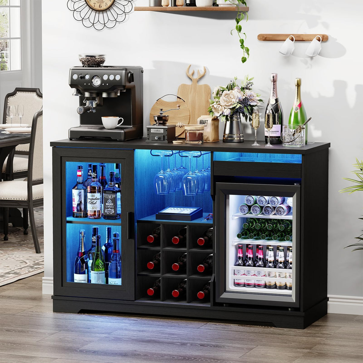 Barschrank mit Kühlschrank in Schwarz, 120 cm breit mit 9 Weinregalen, LED-Beleuchtung und Bewegungssensor