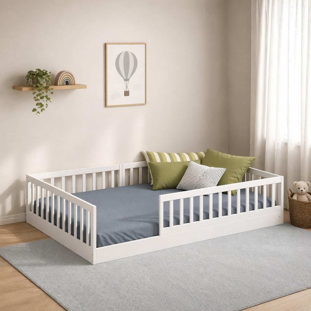 Bodenbett 120x200 cm aus Kiefernholz in Weiß mit abnehmbarem Rausfallschutz und Roll-Lattenrost, bis 200 kg belastbar