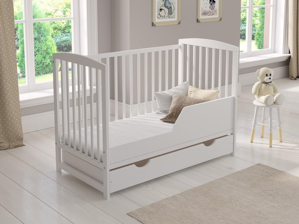 Babybett 120 x 60 cm Modell Jacob aus Kiefernholz mit Schublade Matratze Sicherheitsbarriere und verstellbarer Höhe Weiß