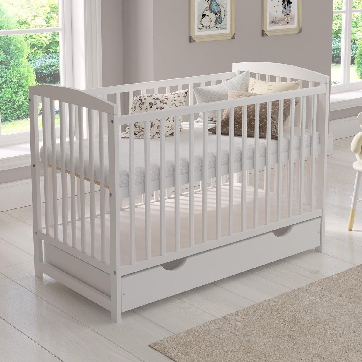 Babybett 120 x 60 cm Modell Jacob aus Kiefernholz mit Schublade Matratze Sicherheitsbarriere und verstellbarer Höhe Weiß