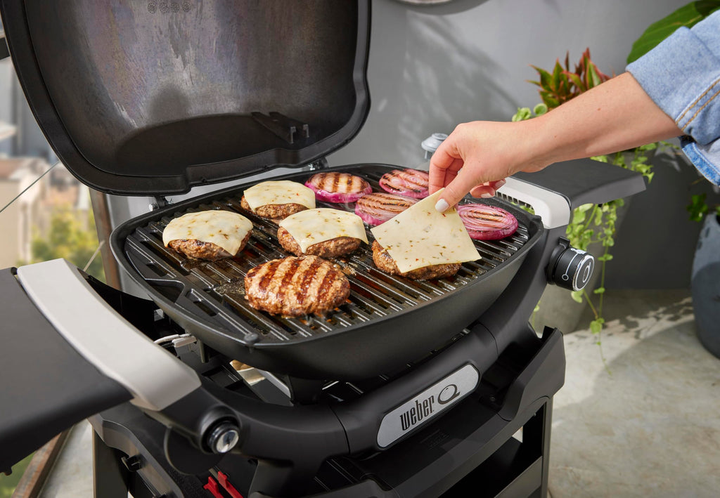Kompakter Gasgrill Q 1200N mit klappbaren Seitentischen und 2,93 kW Brenner, schwarz