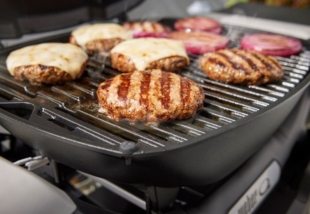 Kompakter Gasgrill Q 1200N mit klappbaren Seitentischen und 2,93 kW Brenner, schwarz
