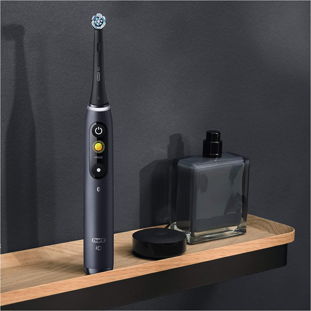Elektrische Zahnbürste iO Series 8 mit Magnet-Technologie, OLED-Display und Reise-Etui in Black Onyx