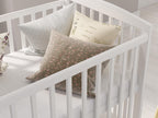 Babybett 120 x 60 cm Modell Jacob aus Kiefernholz mit Schublade Matratze Sicherheitsbarriere und verstellbarer Höhe Weiß