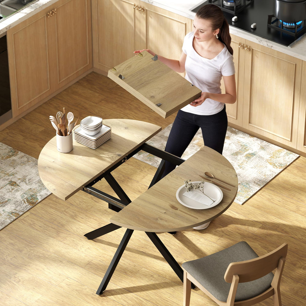 Ausziehbarer Esstisch 100/135 x 100 cm für 4–6 Personen mit Butterfly-Einlegeplatte und X-förmigem Gestell