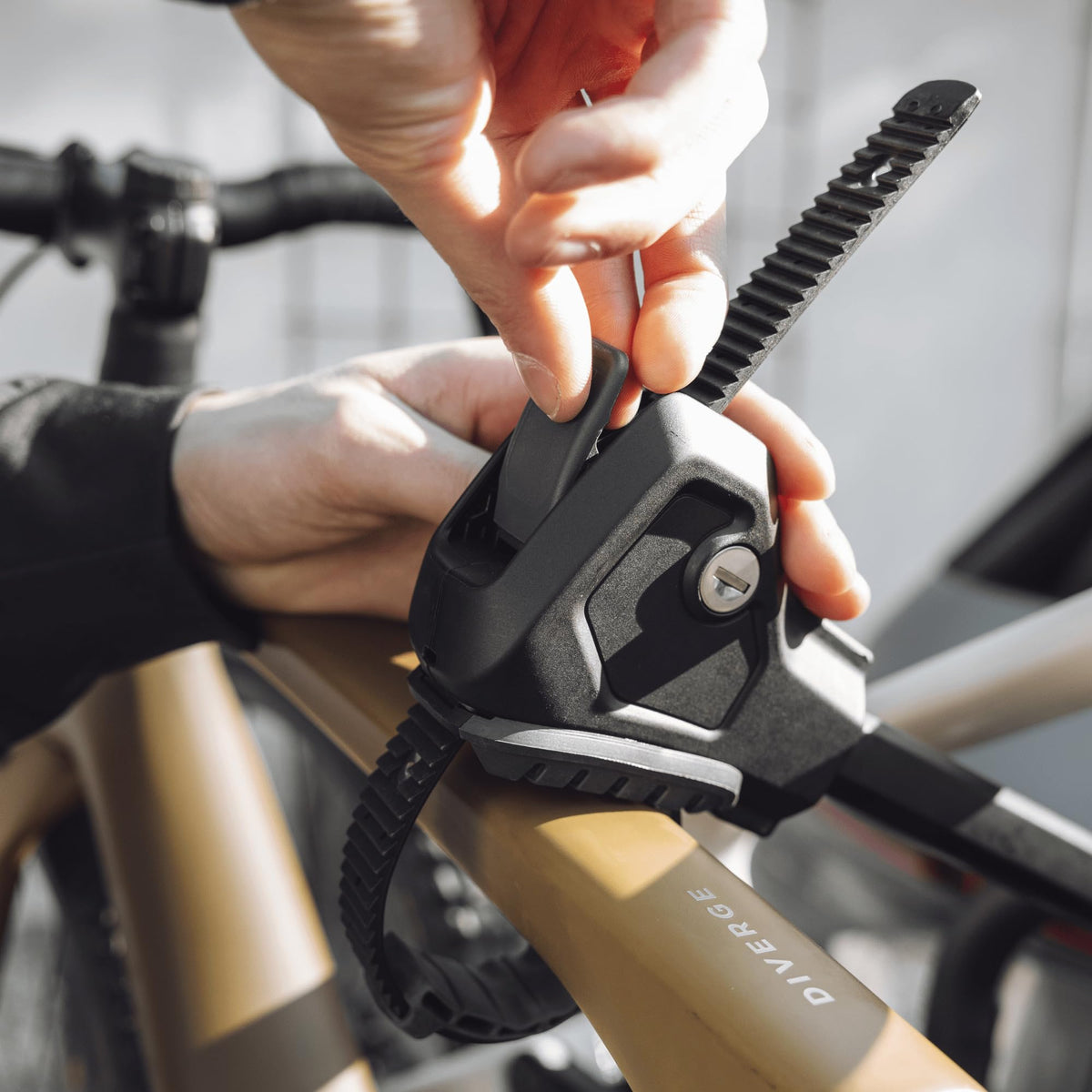 Fahrradträger für Anhängerkupplung faltbar für 3 Fahrräder mit integrierter Beleuchtung und Fahrradadapter Schwarz