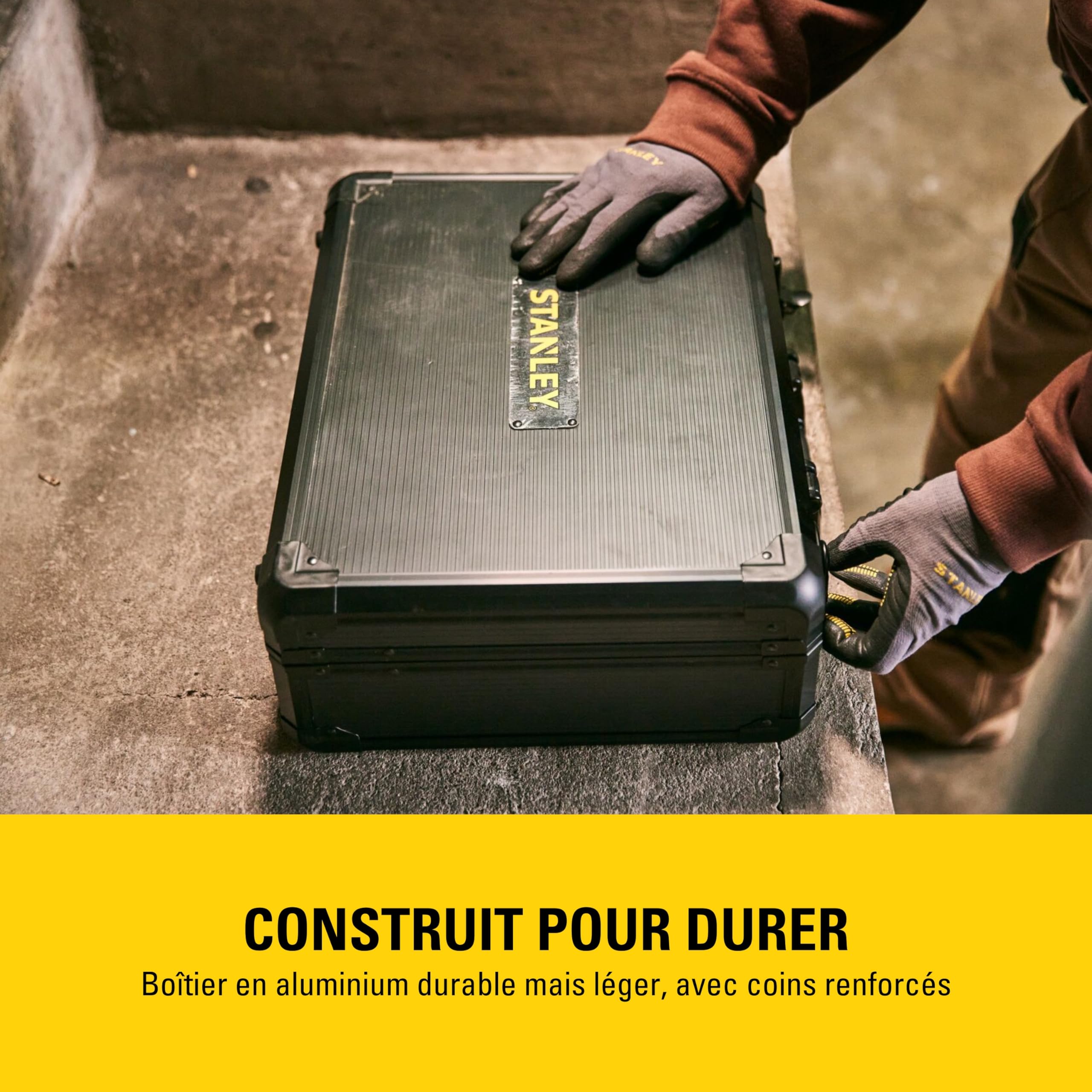 Valise à outils 142 pièces STMT98109-1 avec outils de serrage vissage pinces tournevis clés marteau et accessoires