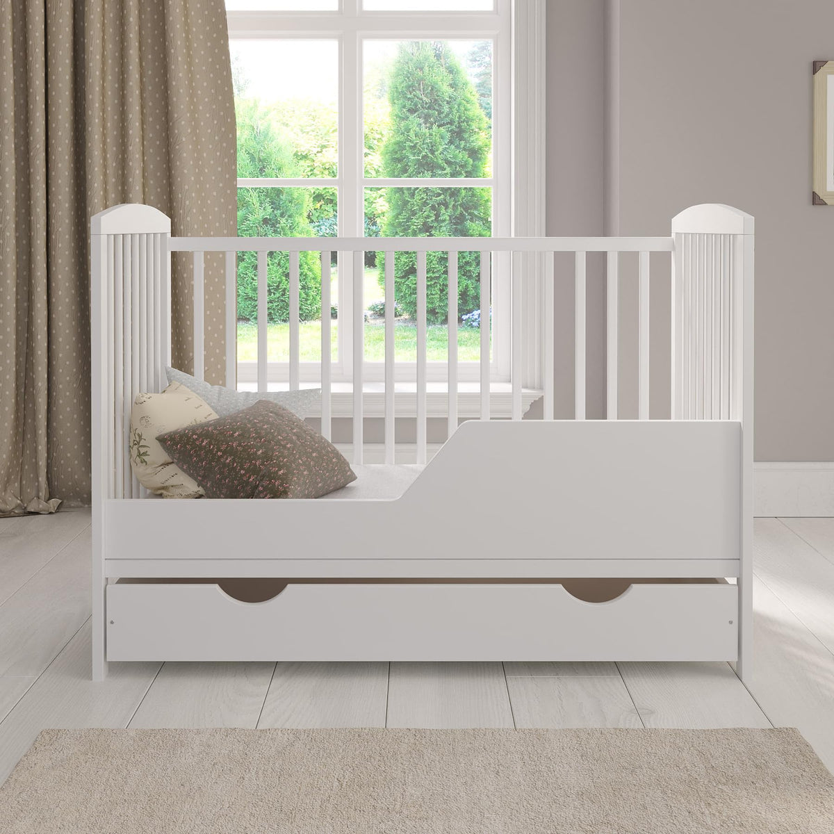 Babybett 120 x 60 cm Modell Jacob aus Kiefernholz mit Schublade Matratze Sicherheitsbarriere und verstellbarer Höhe Weiß