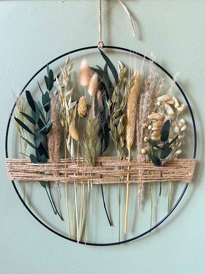 Couronne florale minimaliste avec herbes séchées et eucalyptus stabilisé, décoration murale neutre bohème chic