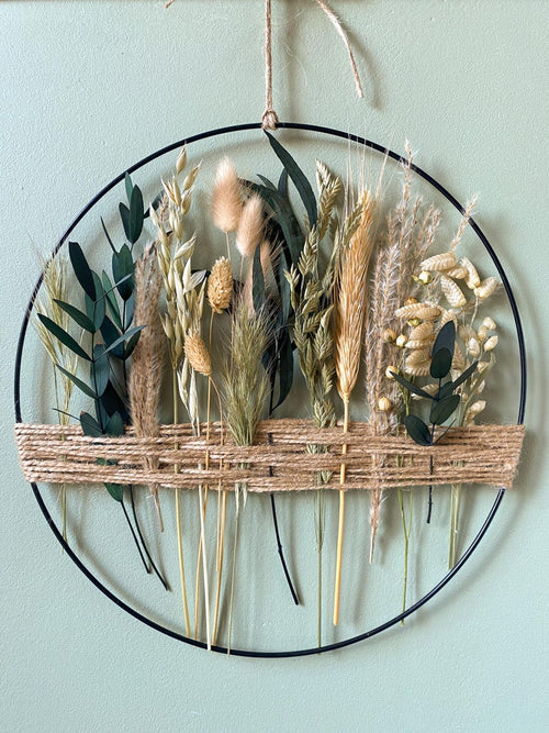 Couronne florale minimaliste avec herbes séchées et eucalyptus stabilisé, décoration murale neutre bohème chic