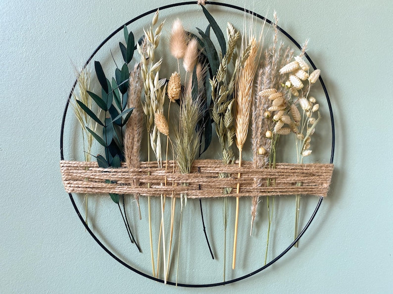 Couronne florale minimaliste avec herbes séchées et eucalyptus stabilisé, décoration murale neutre bohème chic