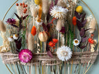 Couronne murale botanique séchée – Immortelles, craspedia, lagurus, lunaria, feuillage teint, anneau métallique doré, jute