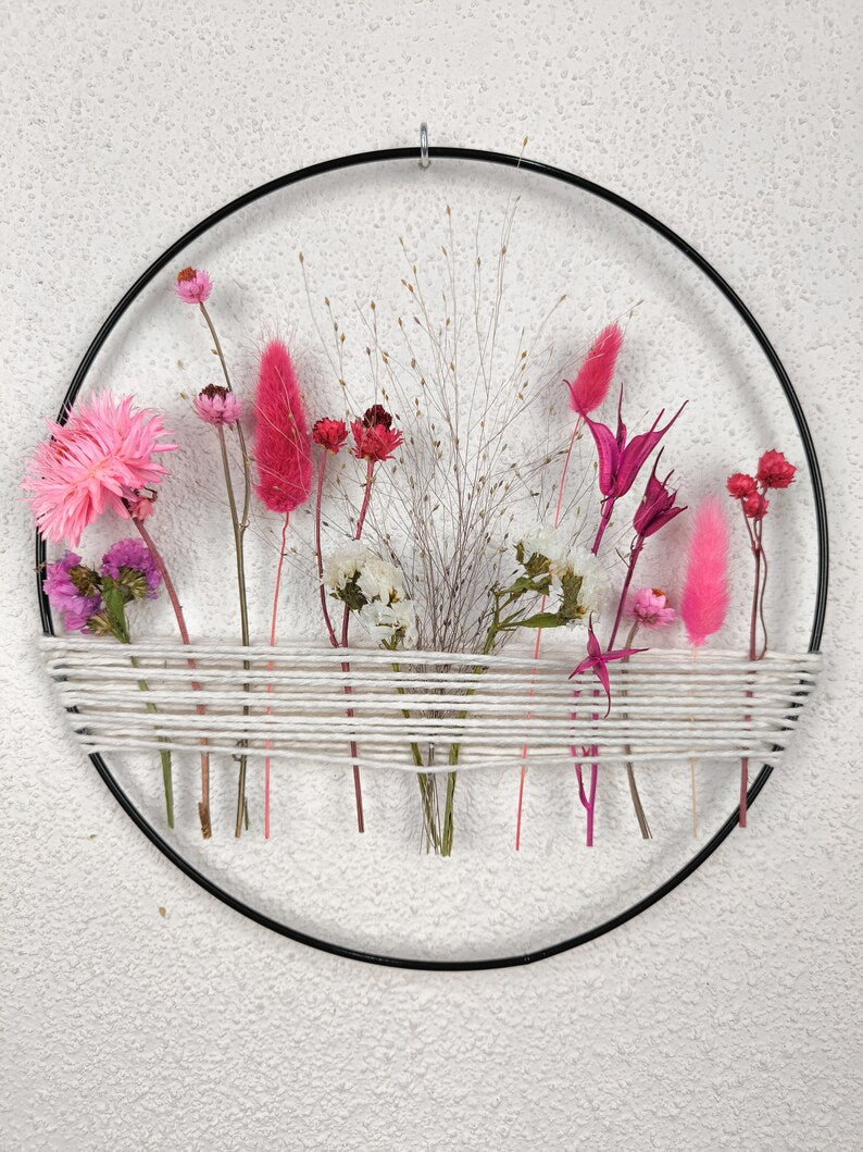Cerceau floral minimaliste avec herbes séchées - Décor mural neutre