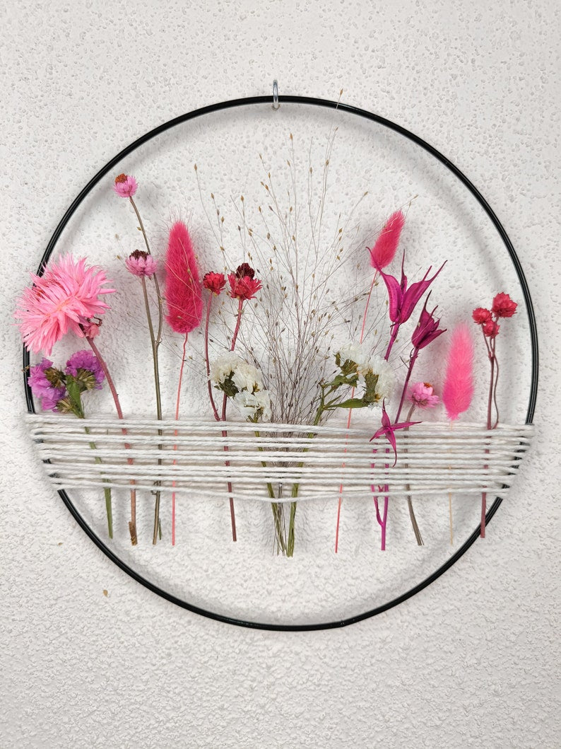 Cerceau floral minimaliste avec herbes séchées - Décor mural neutre