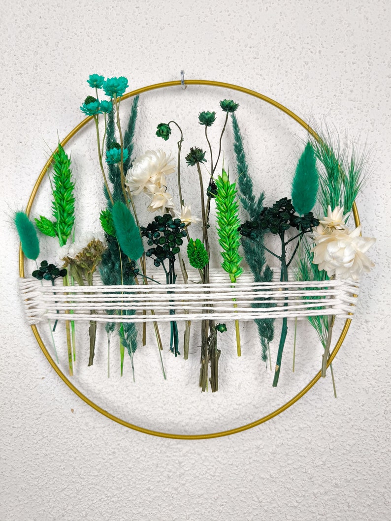 Couronne verte avec fleurs séchées et herbes pour décoration murale
