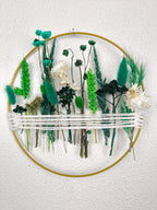 Couronne verte avec fleurs séchées et herbes pour décoration murale