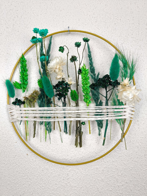 Couronne verte avec fleurs séchées et herbes pour décoration murale