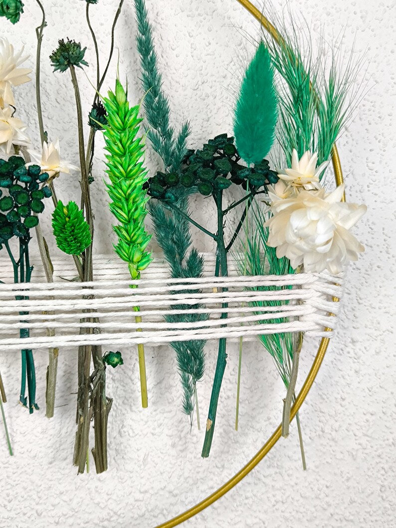 Couronne verte avec fleurs séchées et herbes pour décoration murale
