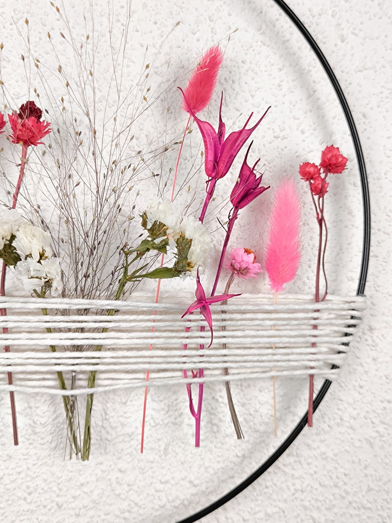 Cerceau floral minimaliste avec herbes séchées - Décor mural neutre