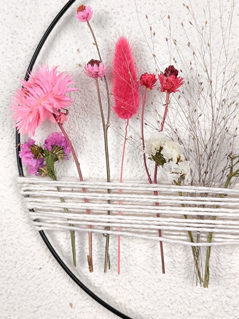 Cerceau floral minimaliste avec herbes séchées - Décor mural neutre