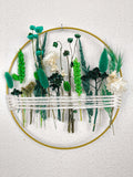 Couronne verte avec fleurs séchées et herbes pour décoration murale