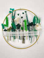 Couronne verte avec fleurs séchées et herbes pour décoration murale