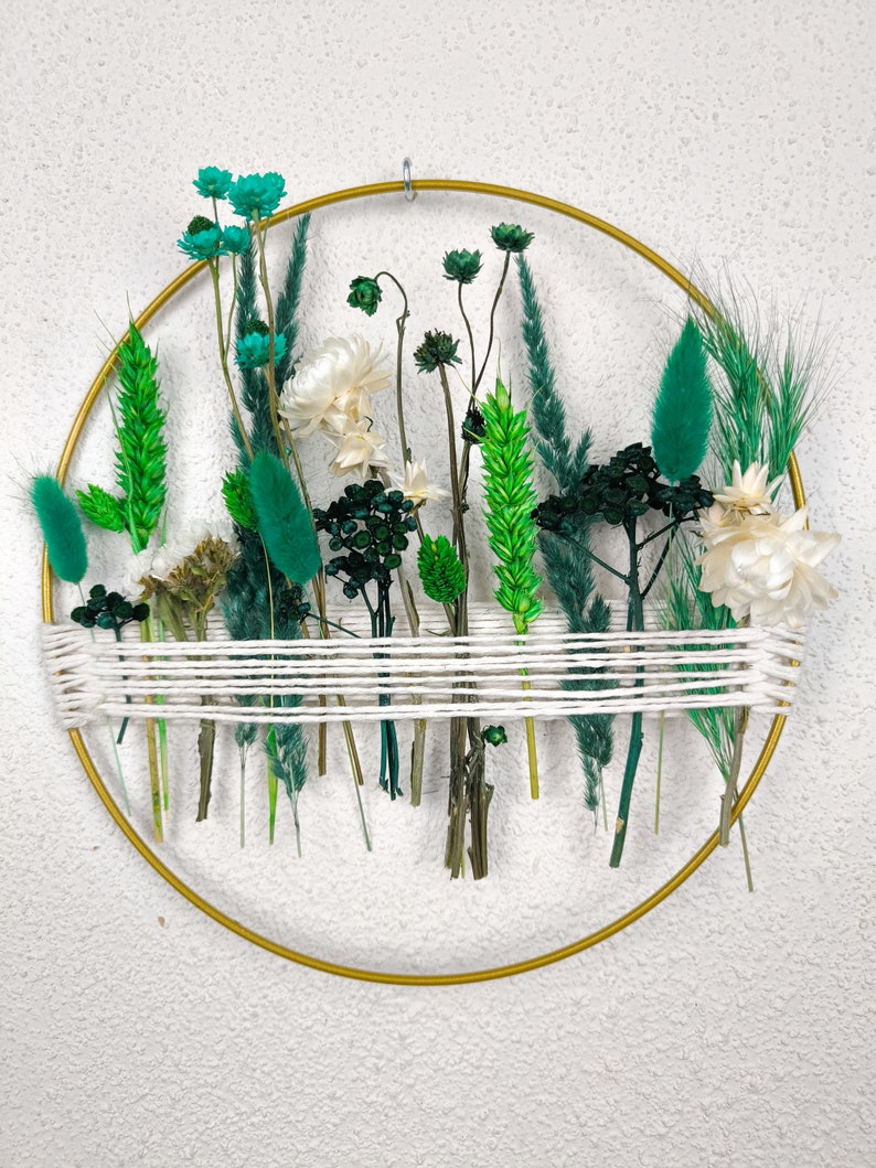 Couronne verte avec fleurs séchées et herbes pour décoration murale