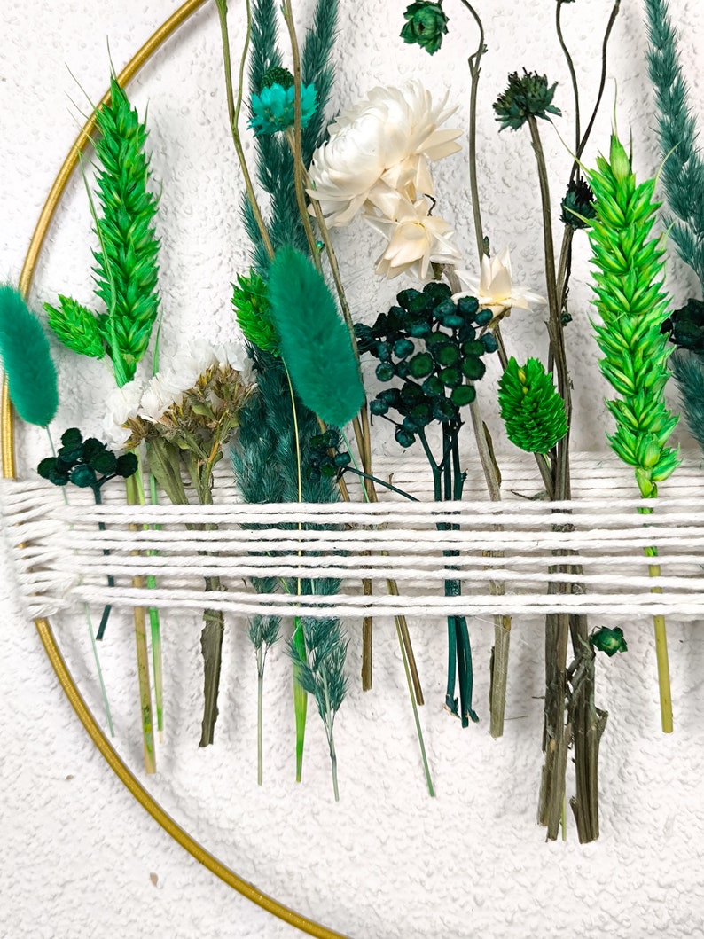 Couronne verte avec fleurs séchées et herbes pour décoration murale