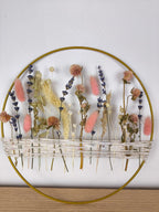 Mur de prairie de fleurs sauvages suspendu, décor intérieur naturel avec arrangement floral diversifié, fleurs séchées