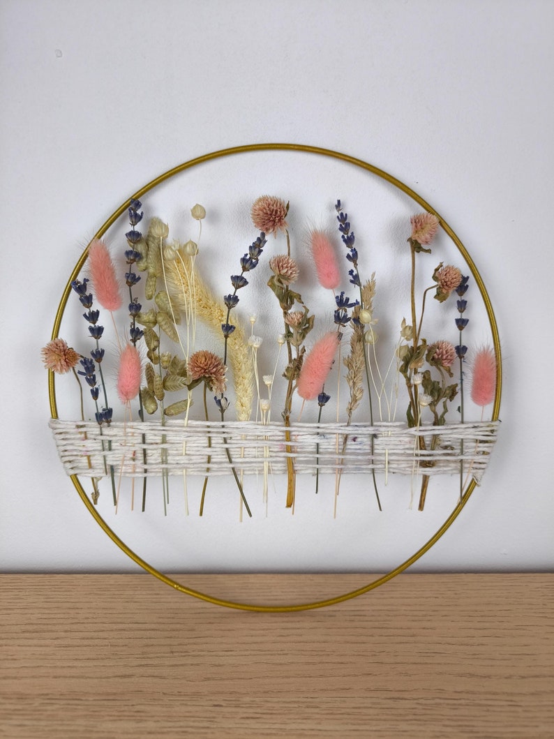 Mur de prairie de fleurs sauvages suspendu, décor intérieur naturel avec arrangement floral diversifié, fleurs séchées