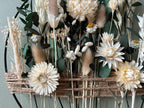 Décoration murale fleurs séchées et eucalyptus stabilisé – tons vert sauge et lin neutre