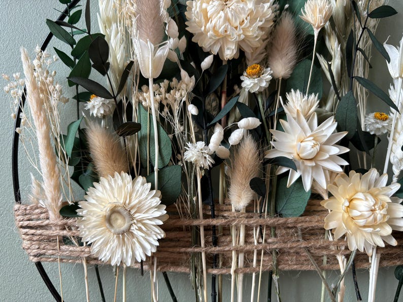 Décoration murale fleurs séchées et eucalyptus stabilisé – tons vert sauge et lin neutre