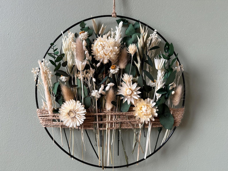 Décoration murale fleurs séchées et eucalyptus stabilisé – tons vert sauge et lin neutre