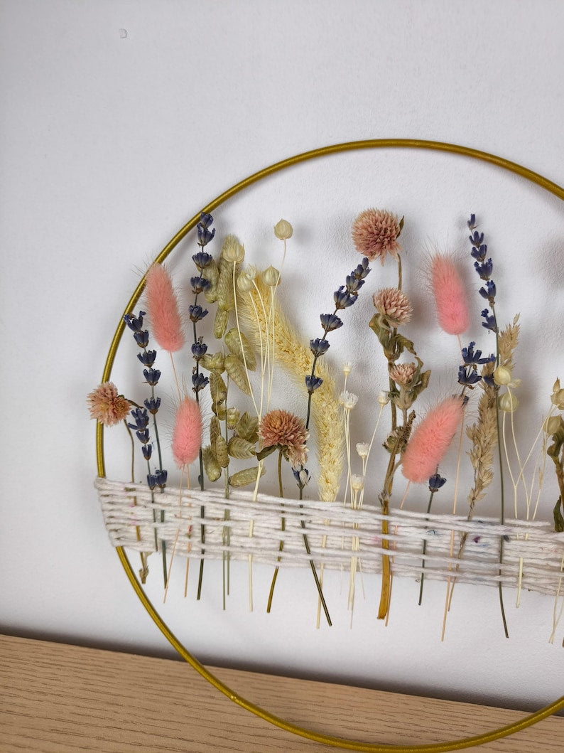 Mur de prairie de fleurs sauvages suspendu, décor intérieur naturel avec arrangement floral diversifié, fleurs séchées