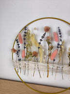 Mur de prairie de fleurs sauvages suspendu, décor intérieur naturel avec arrangement floral diversifié, fleurs séchées