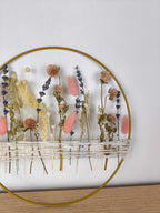 Mur de prairie de fleurs sauvages suspendu, décor intérieur naturel avec arrangement floral diversifié, fleurs séchées