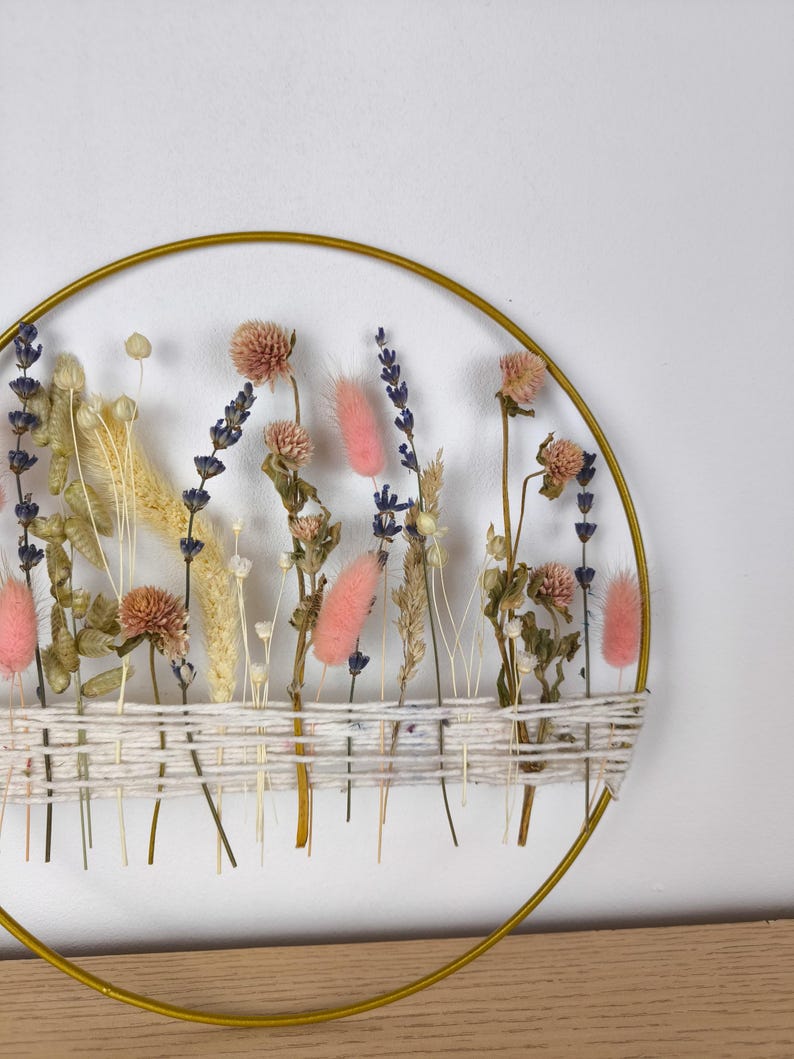 Mur de prairie de fleurs sauvages suspendu, décor intérieur naturel avec arrangement floral diversifié, fleurs séchées