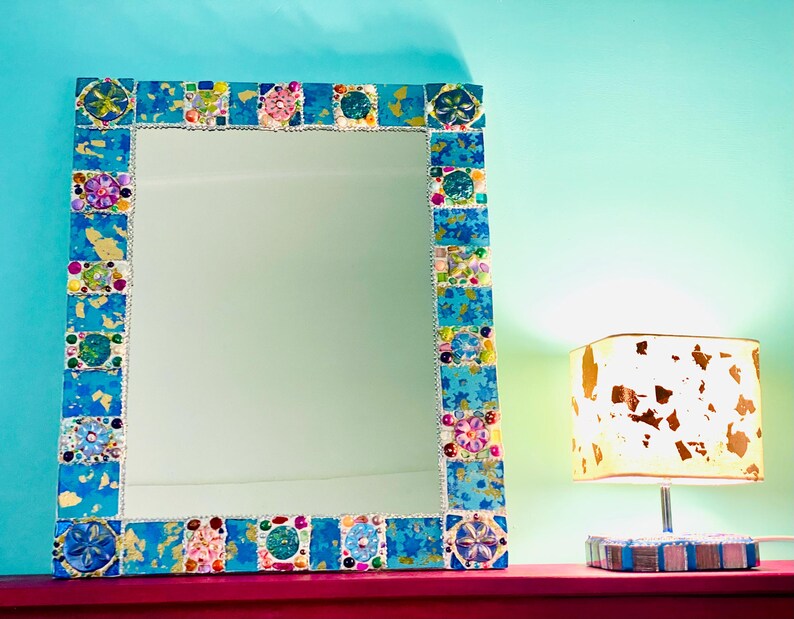 Miroir rectangulaire mosaïque, verre coloré, perles, céramique, cadre contreplaqué, 40x30 cm