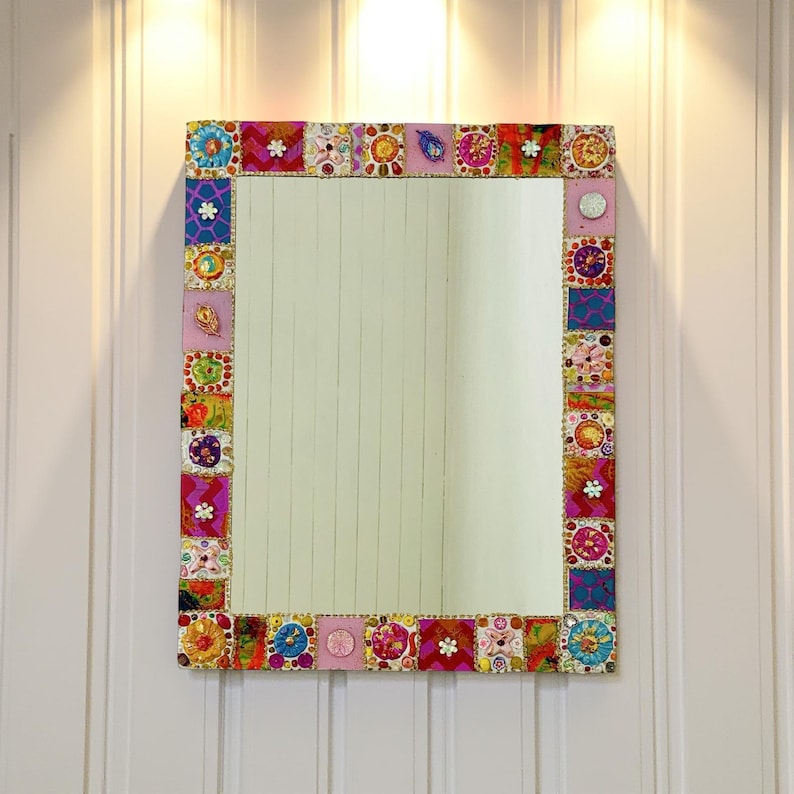 Miroir rectangulaire mosaïque, verre coloré, perles, céramique, cadre contreplaqué, 40x30 cm