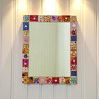 Miroir rectangulaire mosaïque, verre coloré, perles, céramique, cadre contreplaqué, 40x30 cm