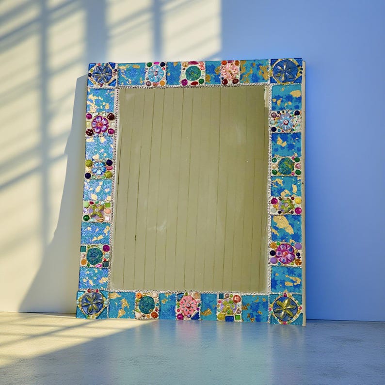 Miroir rectangulaire mosaïque, verre coloré, perles, céramique, cadre contreplaqué, 40x30 cm