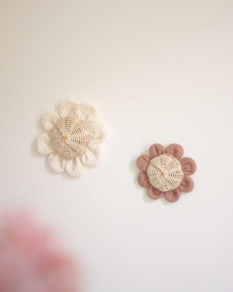Grande fleur capucine en rotin et coton pour décoration murale 21 cm